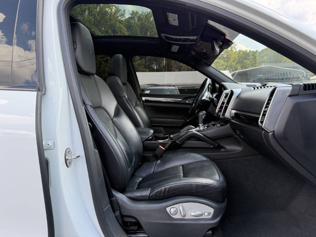 Photo 12 of this PORSCHE CAYENNE
