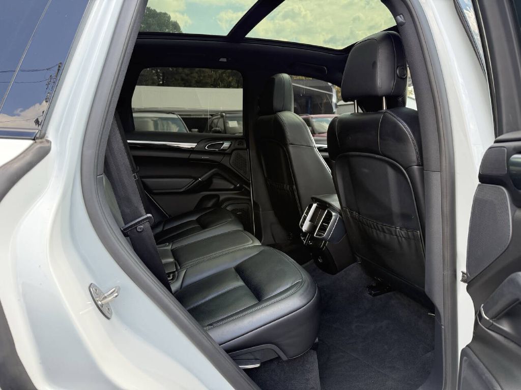 Photo 13 of this PORSCHE CAYENNE
