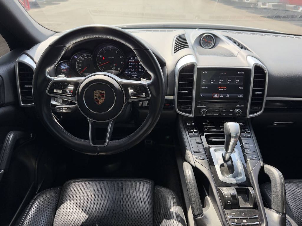 Photo 15 of this PORSCHE CAYENNE