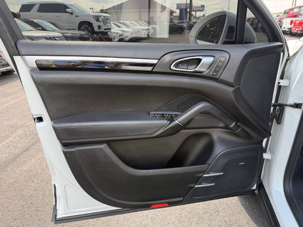 Photo 19 of this PORSCHE CAYENNE