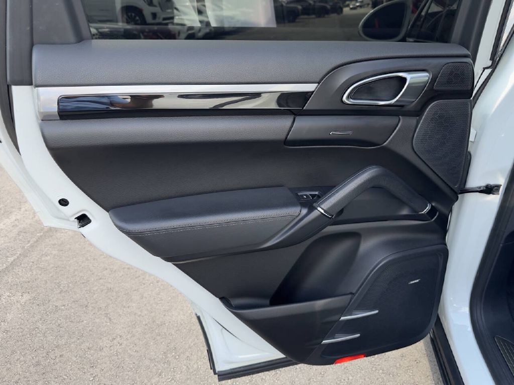 Photo 21 of this PORSCHE CAYENNE