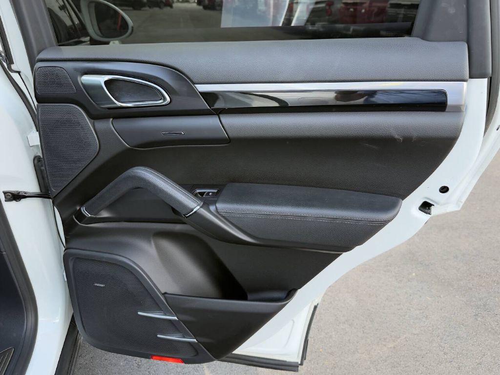 Photo 22 of this PORSCHE CAYENNE