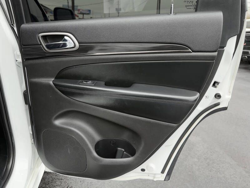 Photo 24 of this JEEP GRAND CHEROKEE