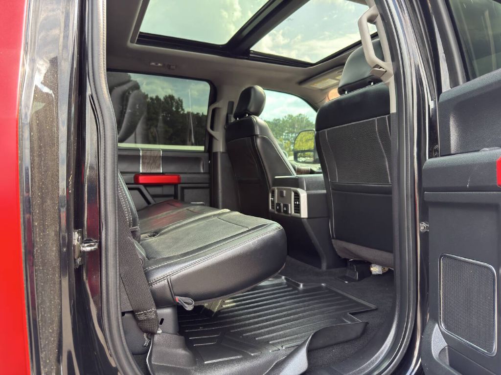 Photo 11 of this FORD F250 LARIAT