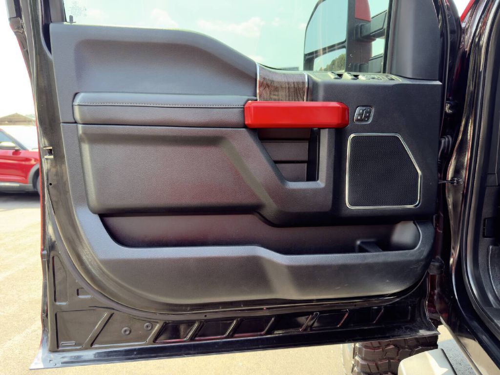 Photo 18 of this FORD F250 LARIAT