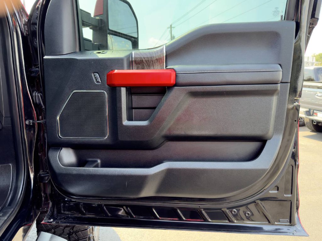 Photo 19 of this FORD F250 LARIAT