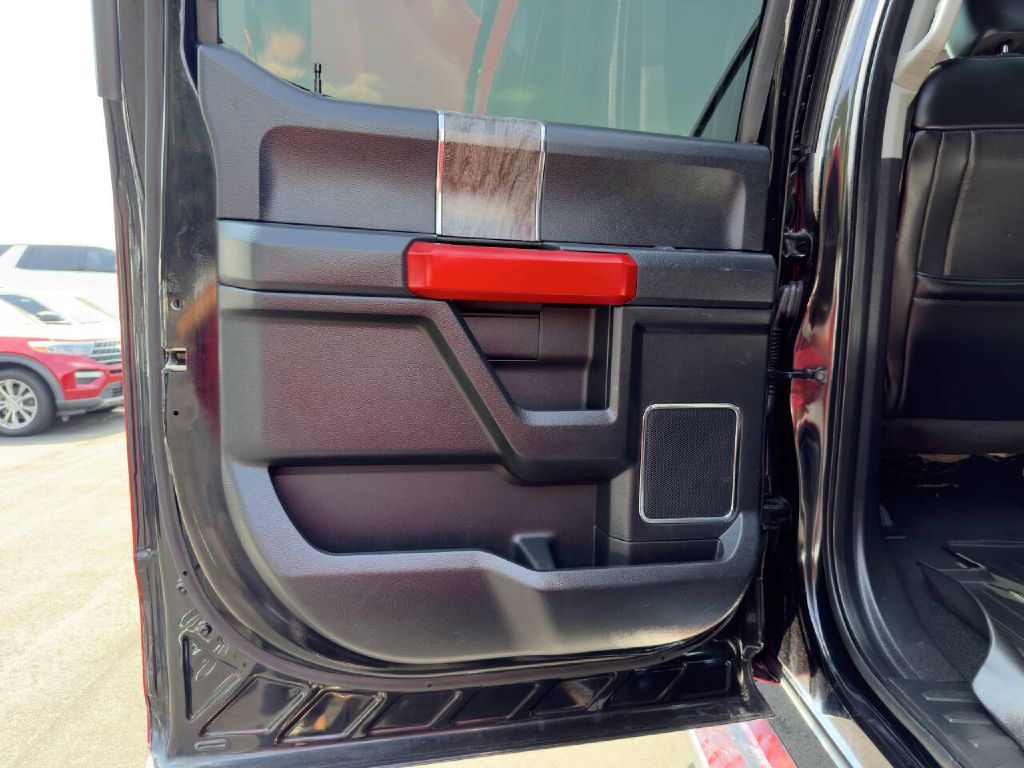 Photo 20 of this FORD F250 LARIAT
