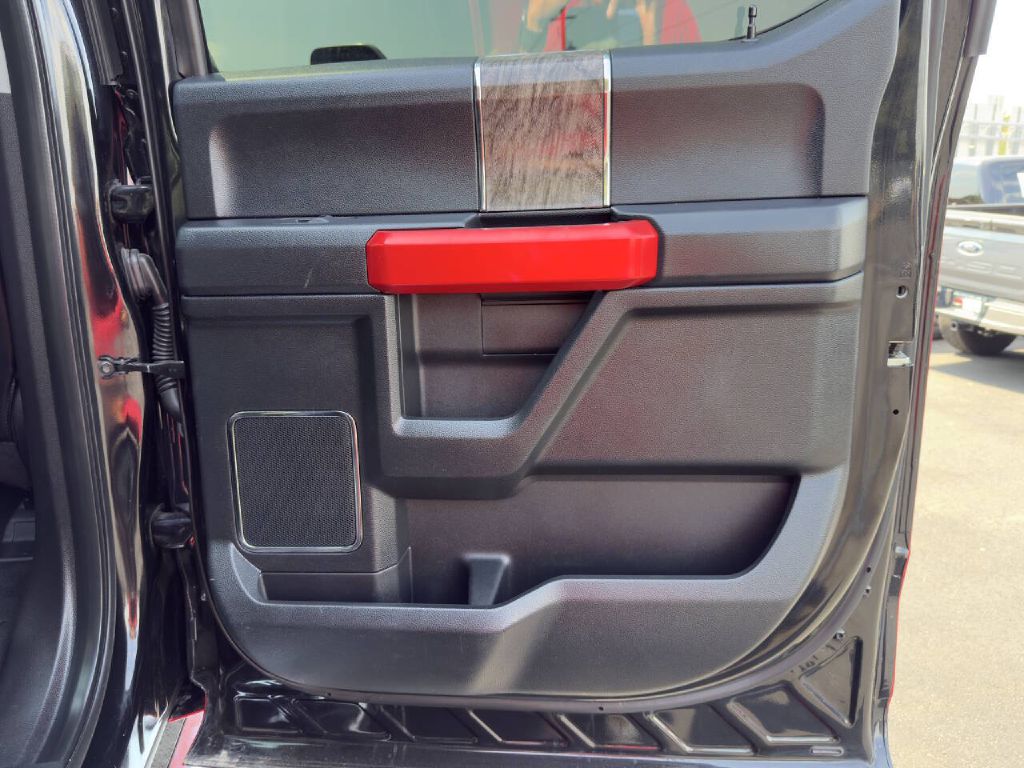Photo 21 of this FORD F250 LARIAT