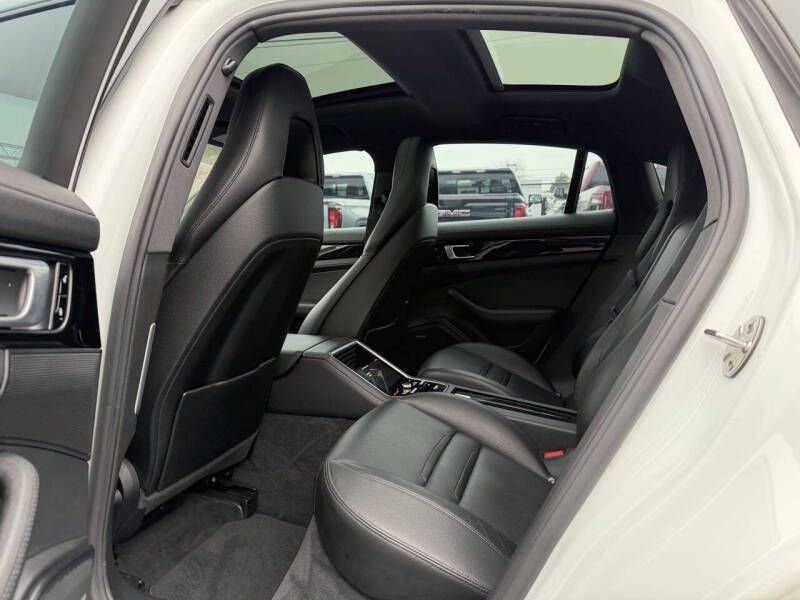 Photo 11 of this PORSCHE PANAMERA