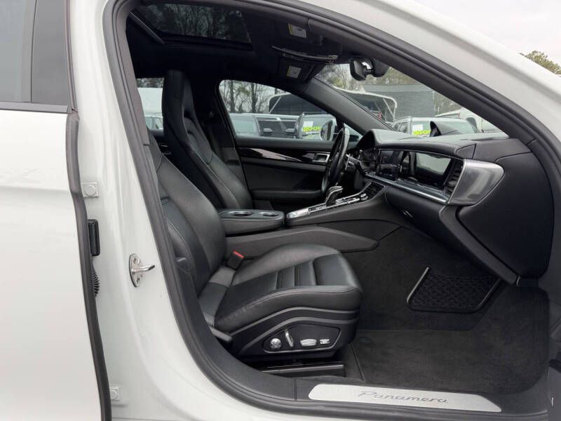 Photo 12 of this PORSCHE PANAMERA