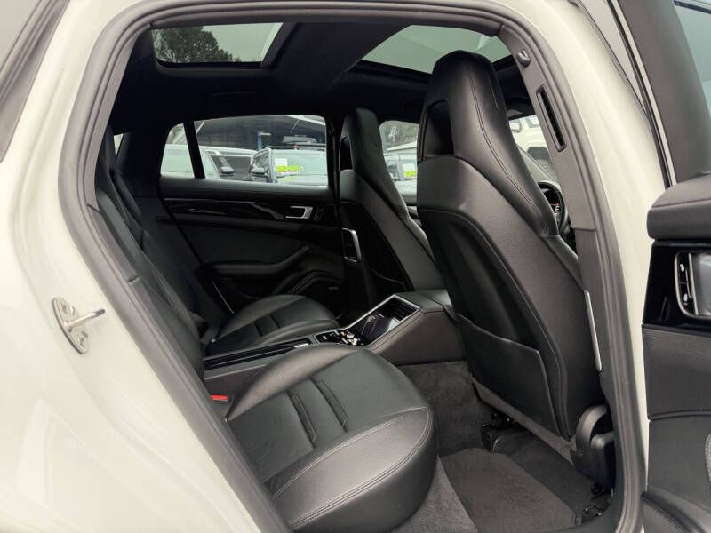 Photo 13 of this PORSCHE PANAMERA