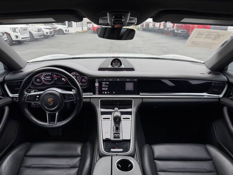 Photo 14 of this PORSCHE PANAMERA