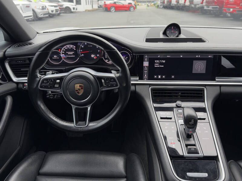 Photo 15 of this PORSCHE PANAMERA