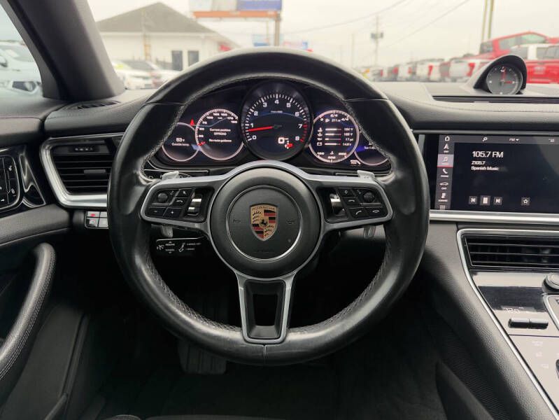 Photo 16 of this PORSCHE PANAMERA