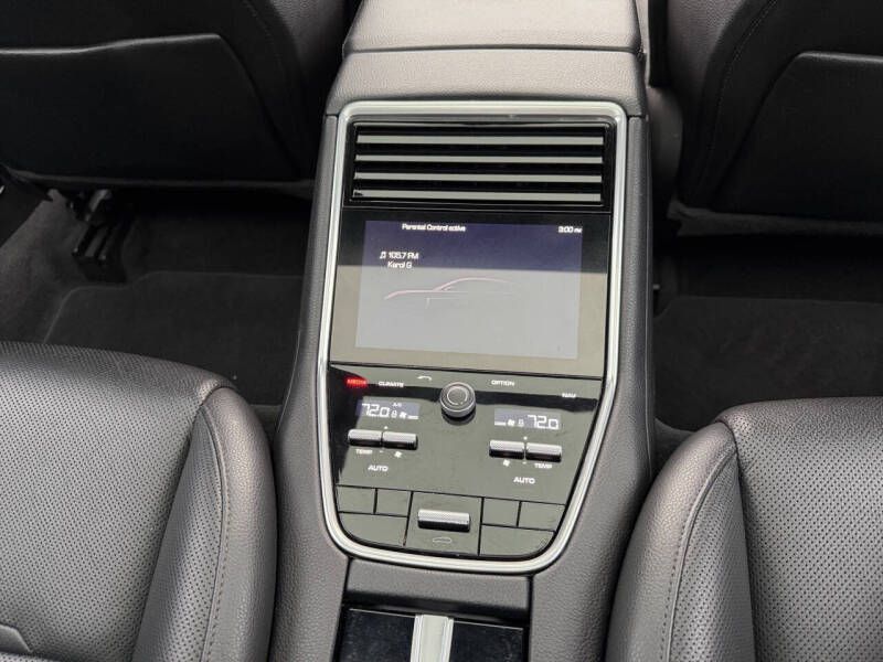 Photo 18 of this PORSCHE PANAMERA