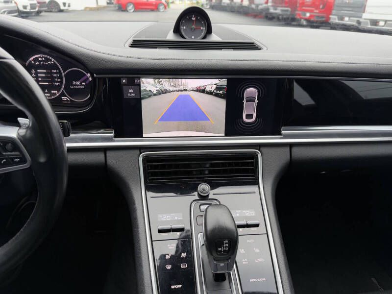 Photo 20 of this PORSCHE PANAMERA