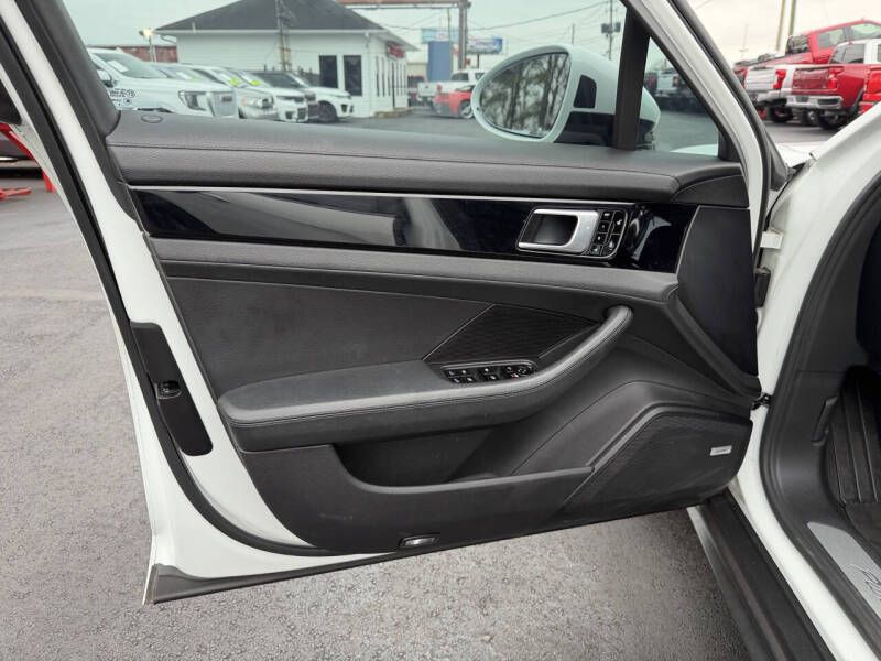 Photo 21 of this PORSCHE PANAMERA