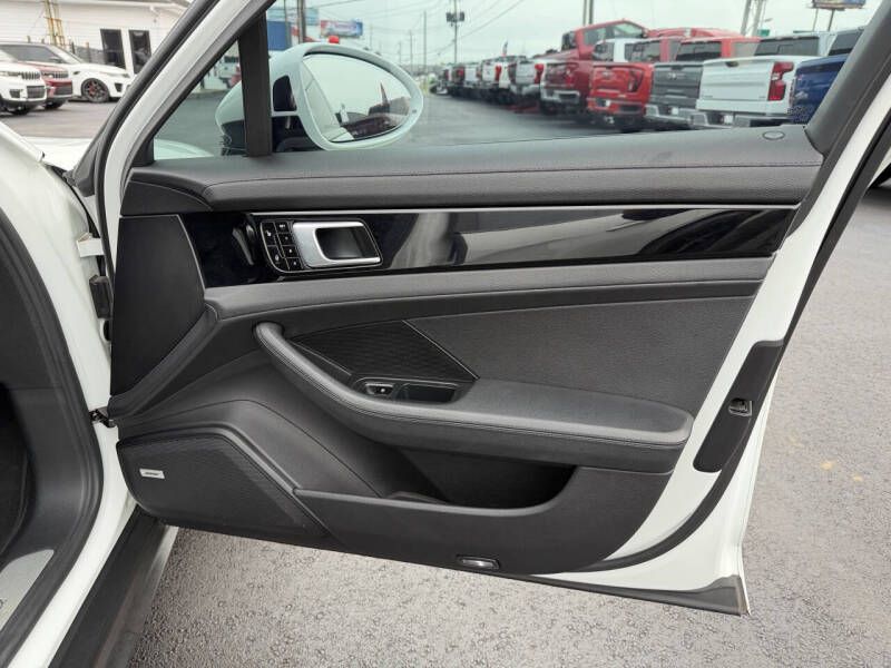 Photo 22 of this PORSCHE PANAMERA