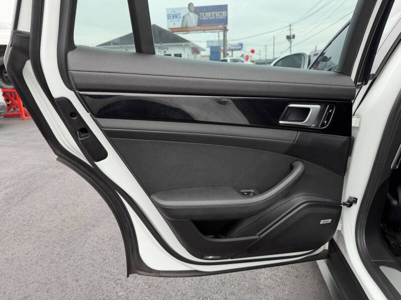 Photo 23 of this PORSCHE PANAMERA