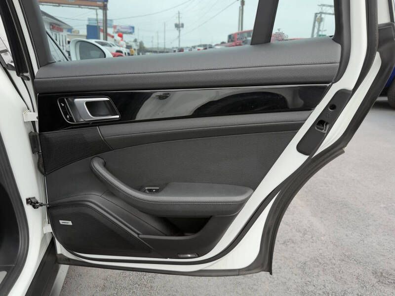 Photo 24 of this PORSCHE PANAMERA