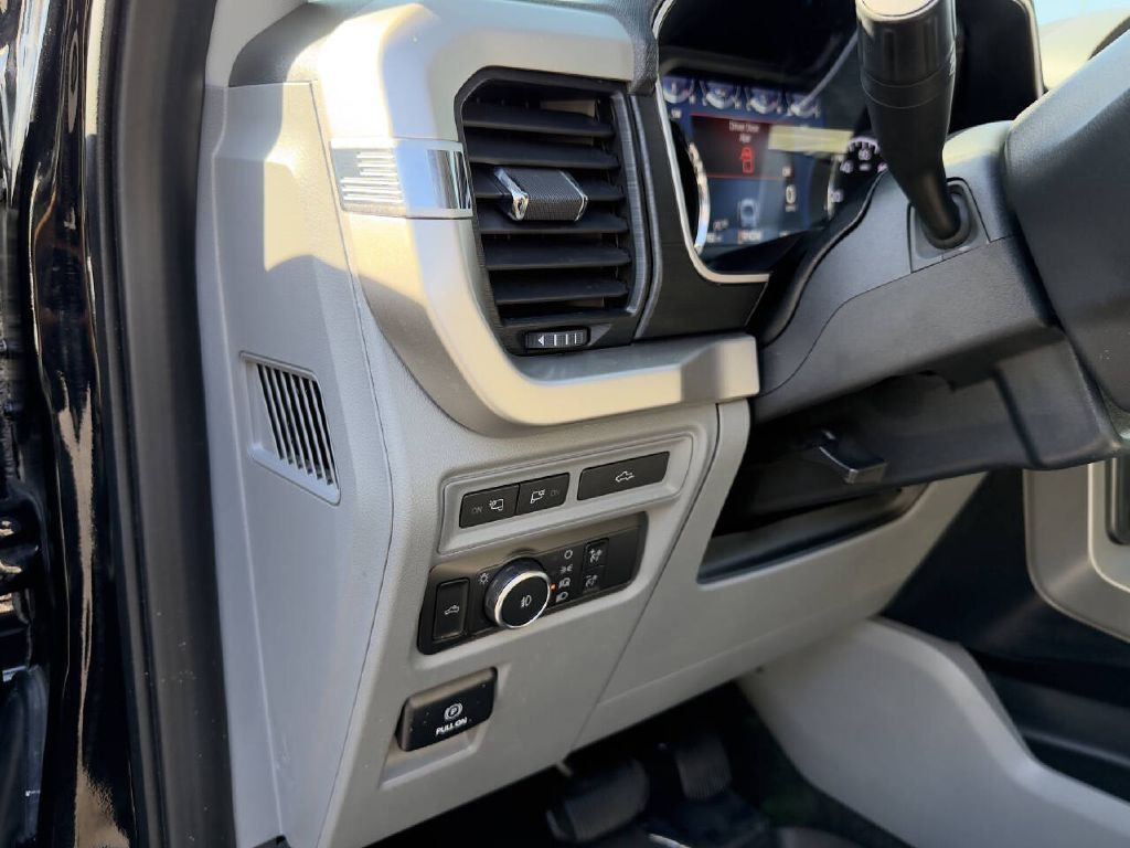 Photo 19 of this FORD F150 XLT