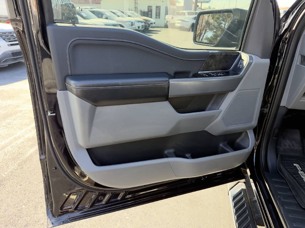 Photo 21 of this FORD F150 XLT