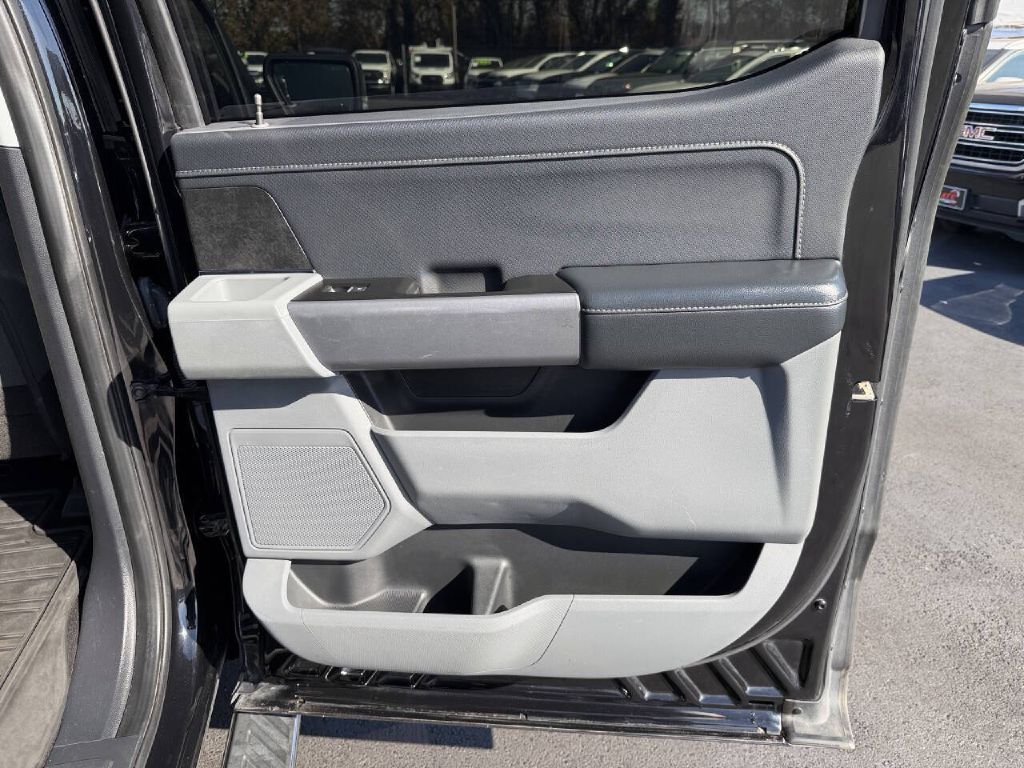 Photo 24 of this FORD F150 XLT