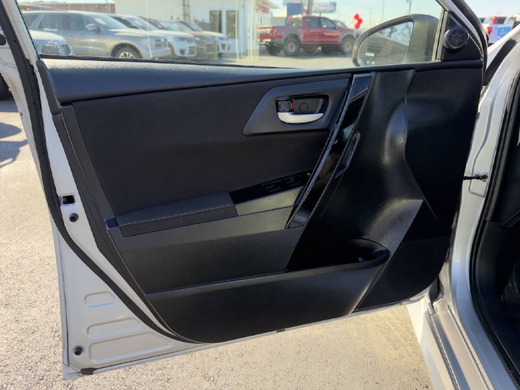 Photo 18 of this TOYOTA COROLLA IM