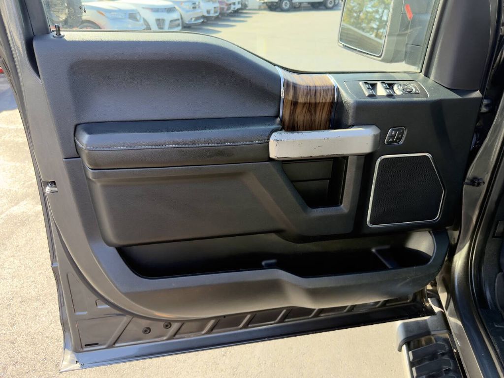 Photo 19 of this FORD F150 XLT