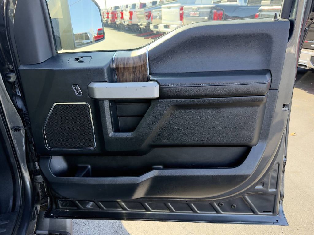 Photo 20 of this FORD F150 XLT