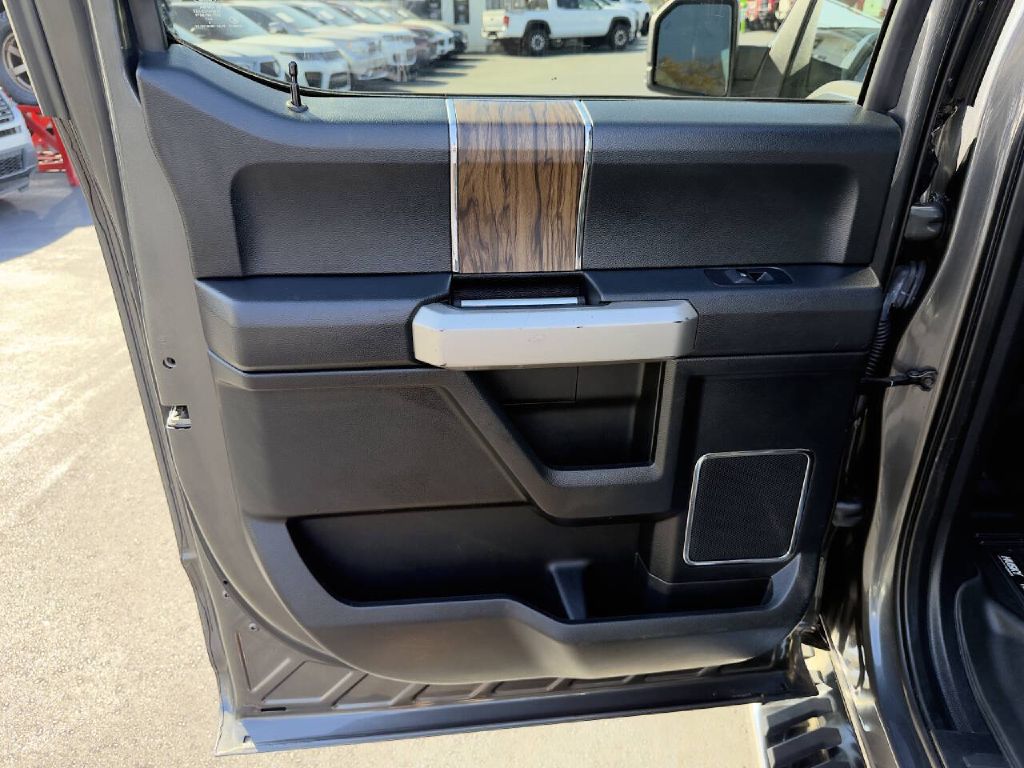 Photo 21 of this FORD F150 XLT