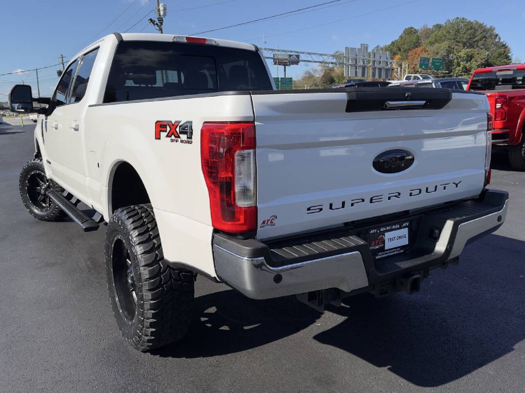 Photo 7 of this FORD F250 LARIAT
