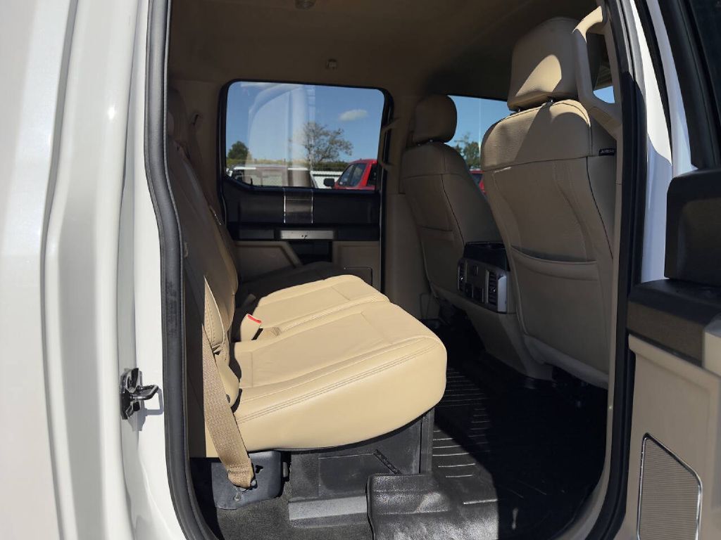 Photo 13 of this FORD F250 LARIAT