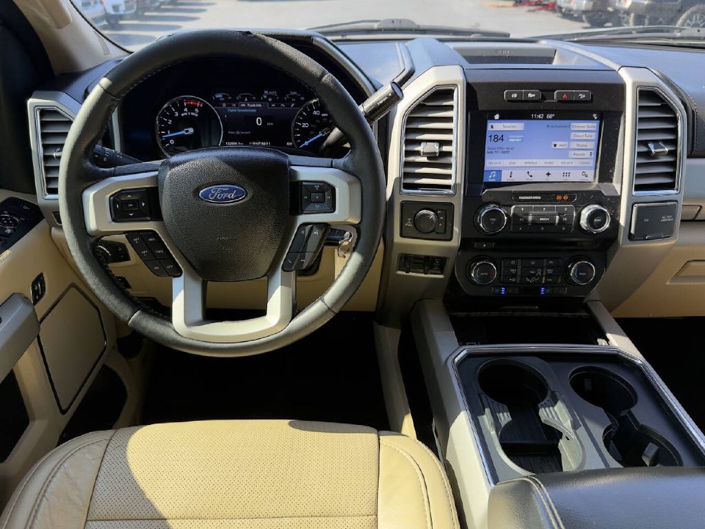 Photo 15 of this FORD F250 LARIAT