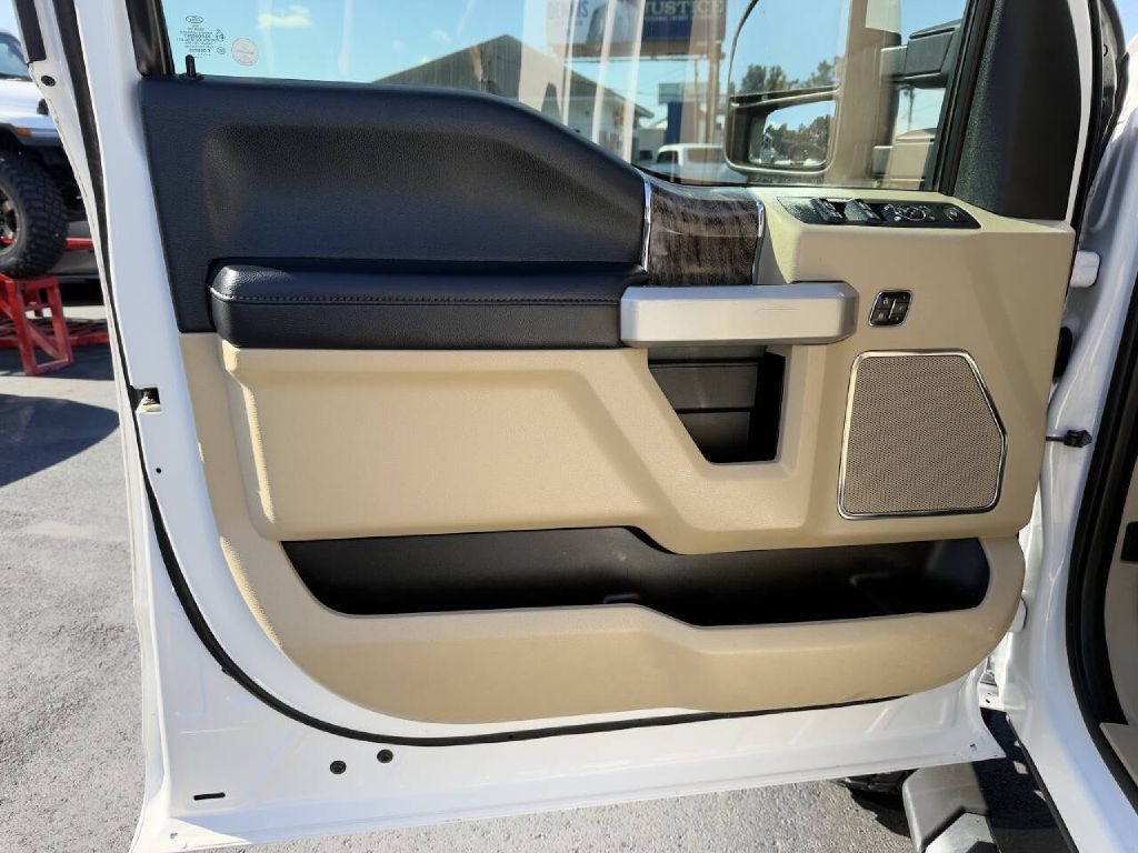 Photo 17 of this FORD F250 LARIAT
