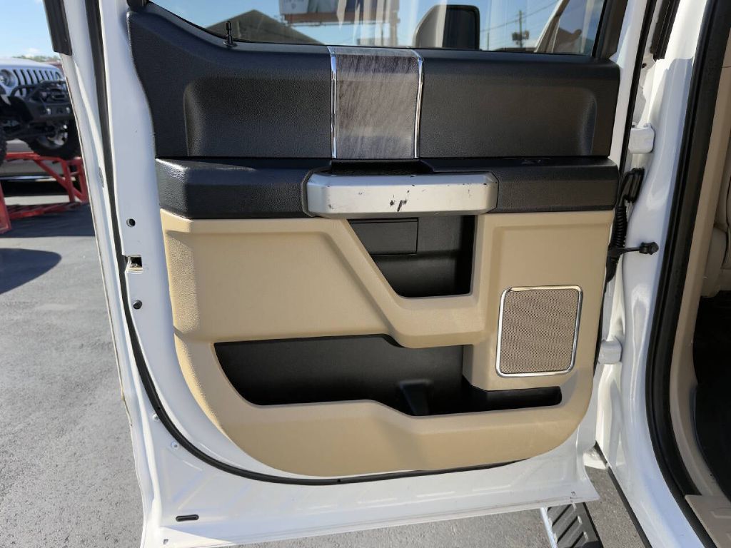Photo 20 of this FORD F250 LARIAT