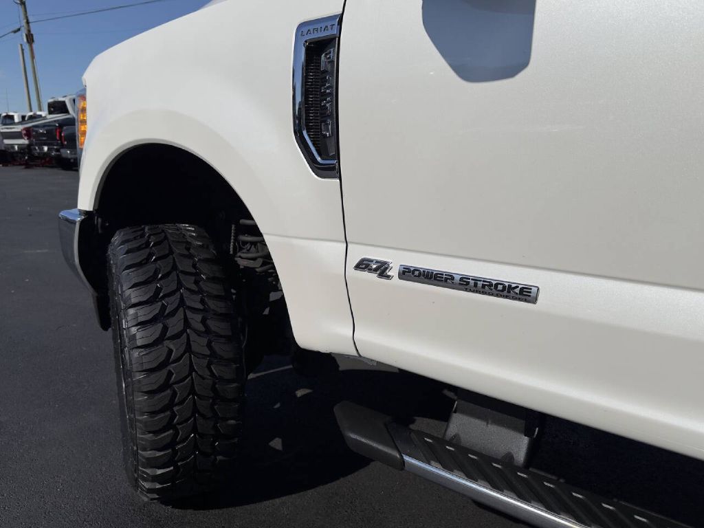 Photo 23 of this FORD F250 LARIAT