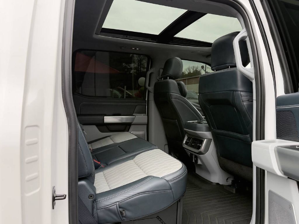 Photo 10 of this FORD F450 LIMITED
