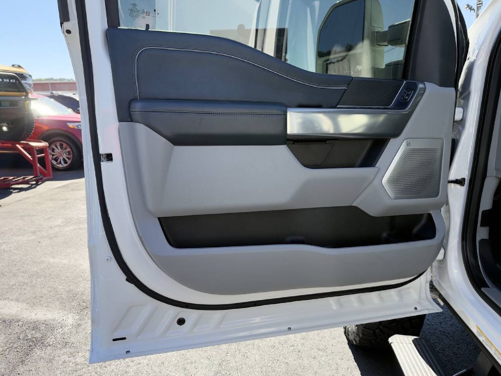 Photo 22 of this FORD F450 LIMITED