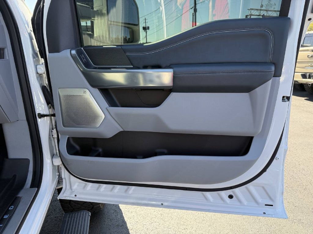 Photo 23 of this FORD F450 LIMITED
