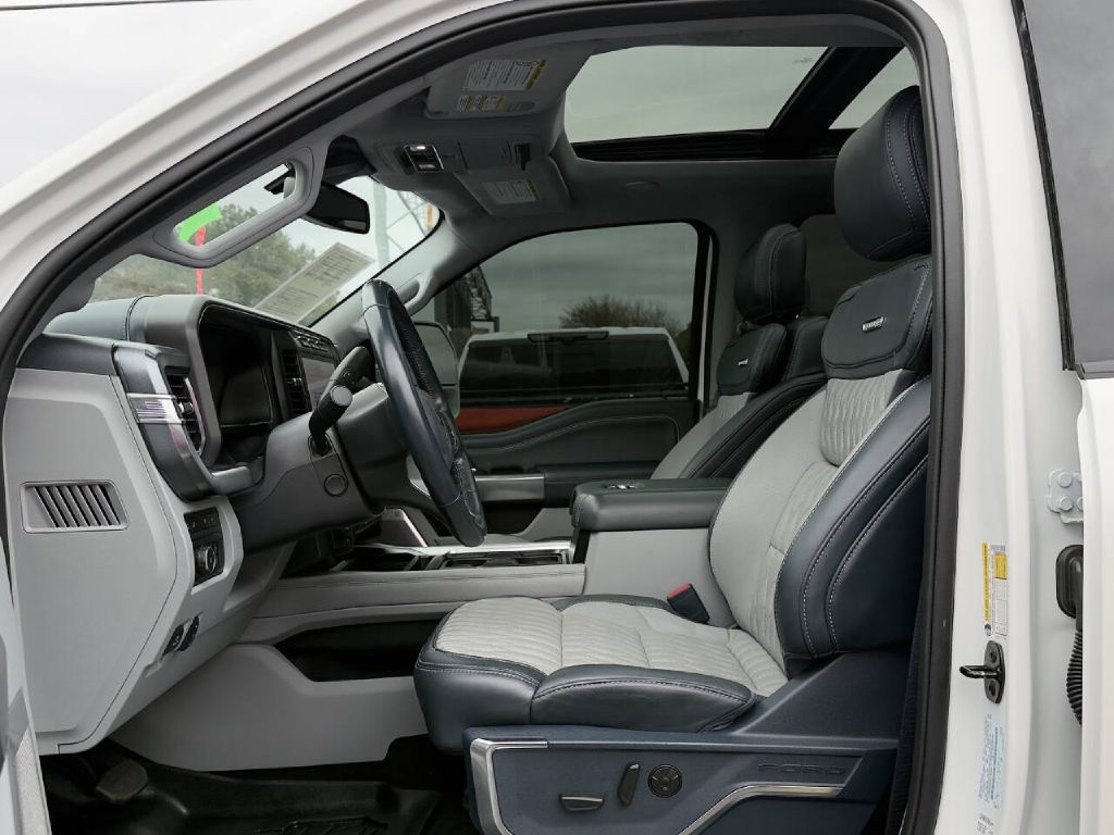 Photo 28 of this FORD F450 LIMITED