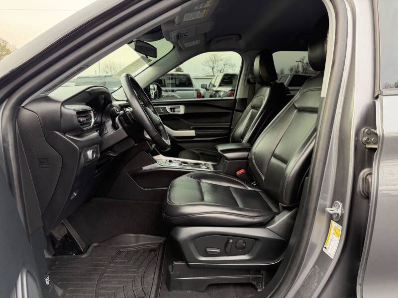 Photo 10 of this FORD EXPLORER