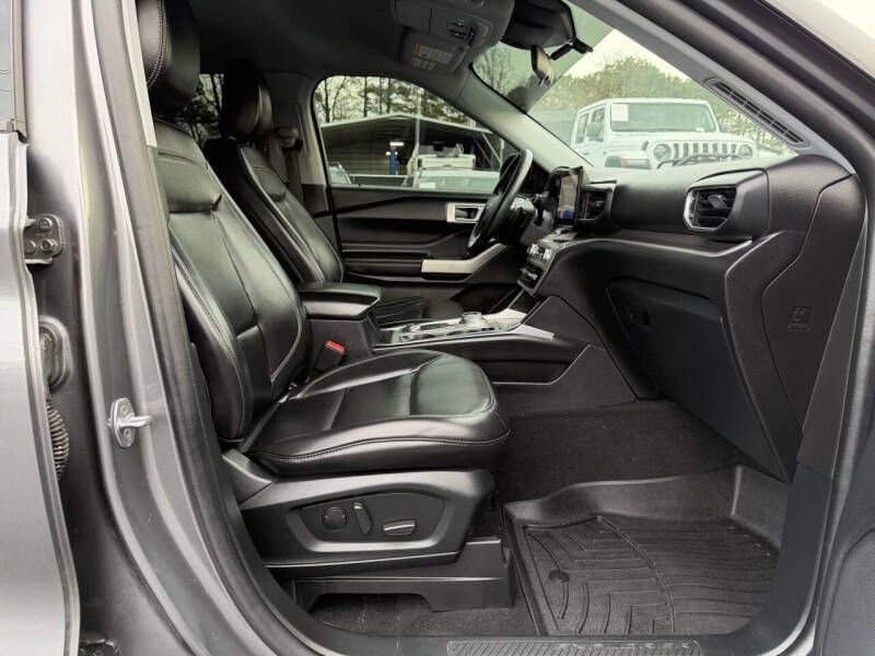 Photo 11 of this FORD EXPLORER