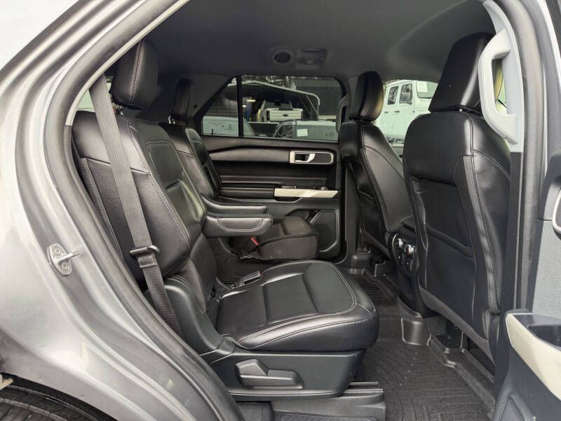 Photo 13 of this FORD EXPLORER