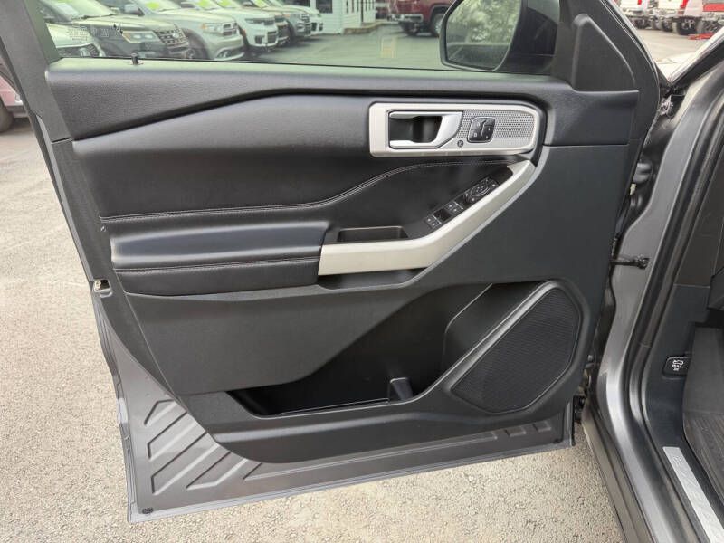 Photo 16 of this FORD EXPLORER