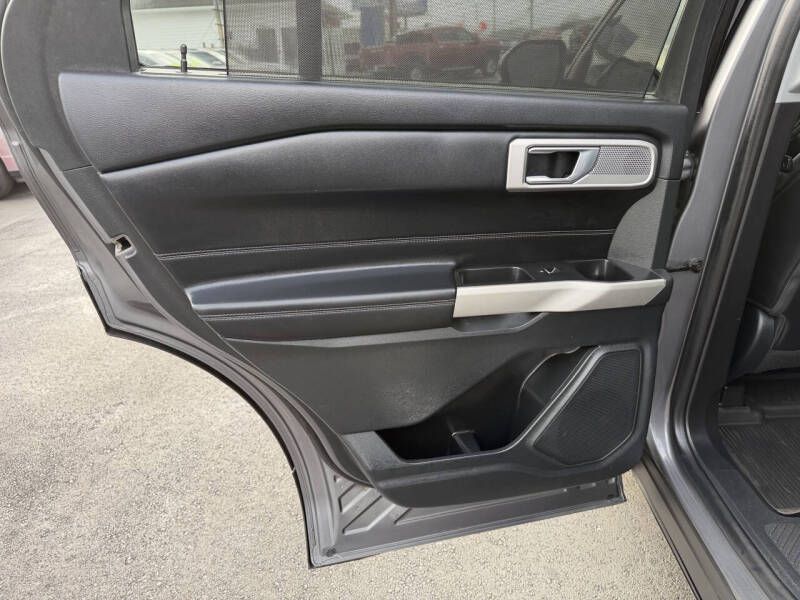 Photo 18 of this FORD EXPLORER