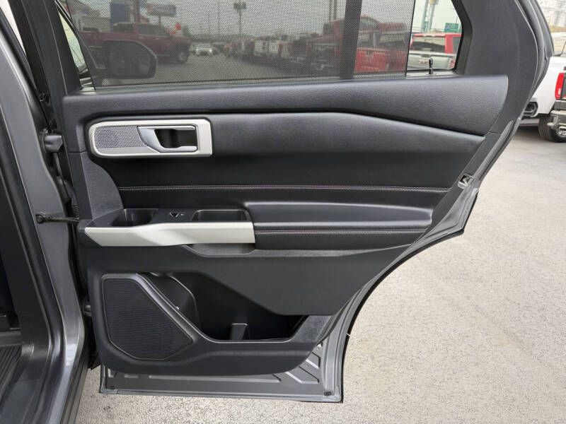 Photo 19 of this FORD EXPLORER