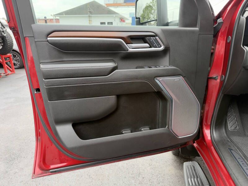 Photo 23 of this GMC SIERRA DENALI