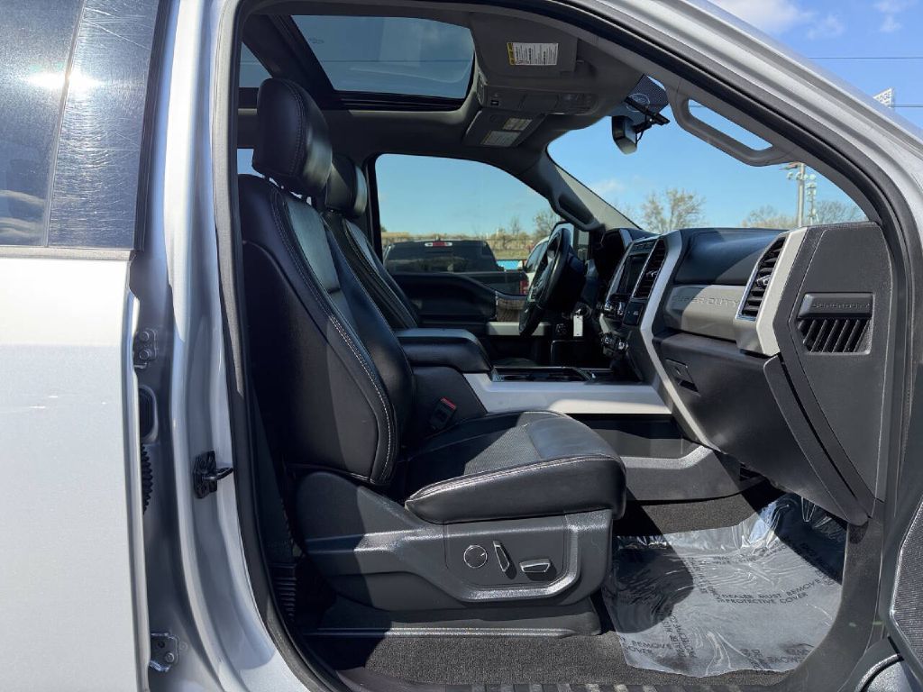 Photo 11 of this FORD F250 LARIAT