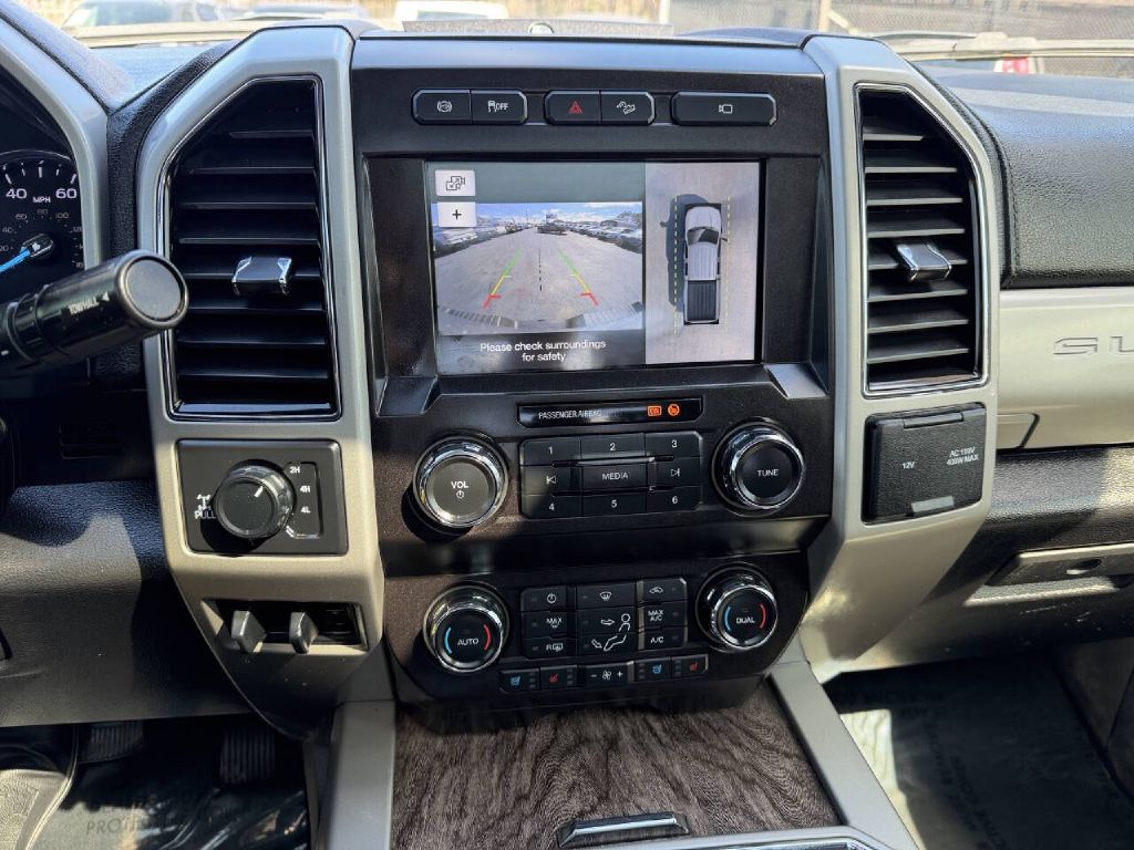 Photo 17 of this FORD F250 LARIAT